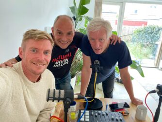 Jordy, Jose en hans kijken vrolijk in de camera. Jordy is een jonge man met kort blond haar. Jose en Hans zijn ouder. Jose is kalend en hans heeft grijs haar.