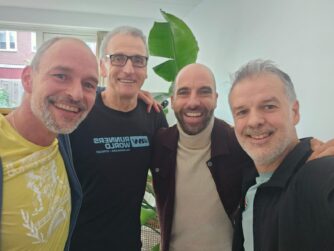 Vna ljnks naar rehcts kijken Jose, Aart, Bas en Ramiro in de camera. Ze lachen en staan met hun armen over elkaars schouders.